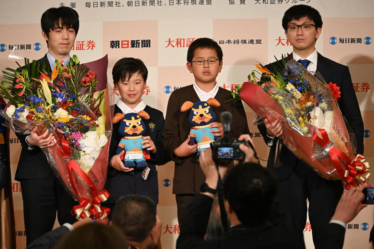 大阪府泉佐野市「ホテル日航関西空港」で行われた前夜祭に出席した藤井聡太名人（左）永瀬拓矢九段（右）（撮影・松浦隆司）