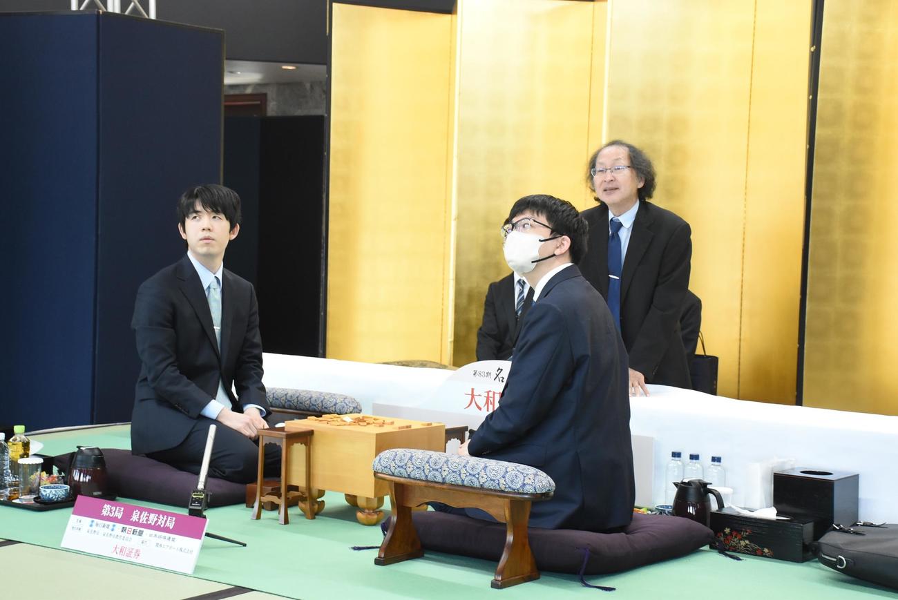 大阪府泉佐野市「ホテル日航関西空港」の対局室で前日検分する藤井聡太名人（左）永瀬拓矢九段（日本将棋連盟提供）