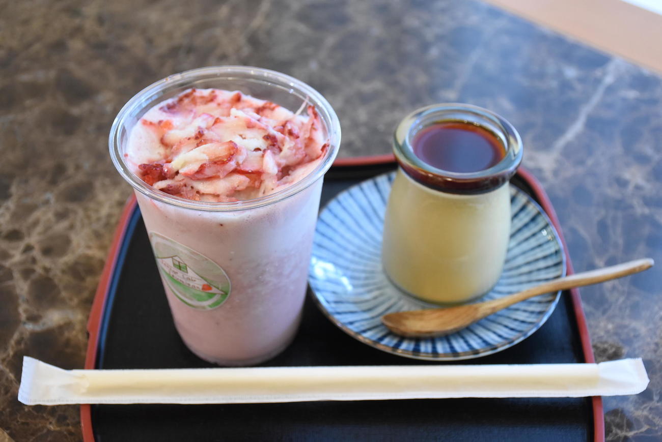 藤井聡太名人の午前のおやつ「泉州たまねぎプリン」「いちごスムージー」（日本将棋連盟提供）