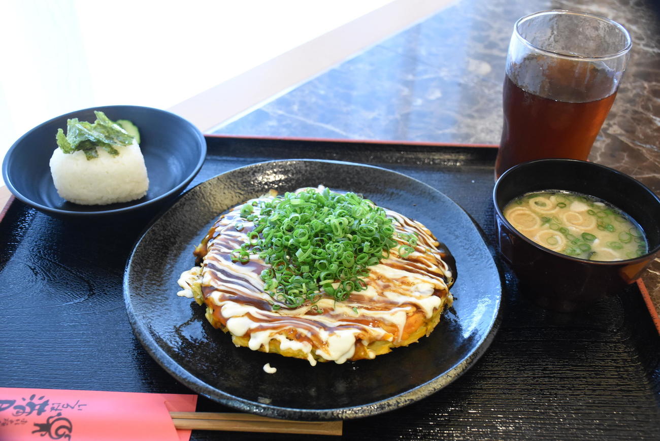 藤井聡太名人の昼食「泉佐野産キャベツの満月焼き」「ウーロン茶」（日本将棋連盟提供）