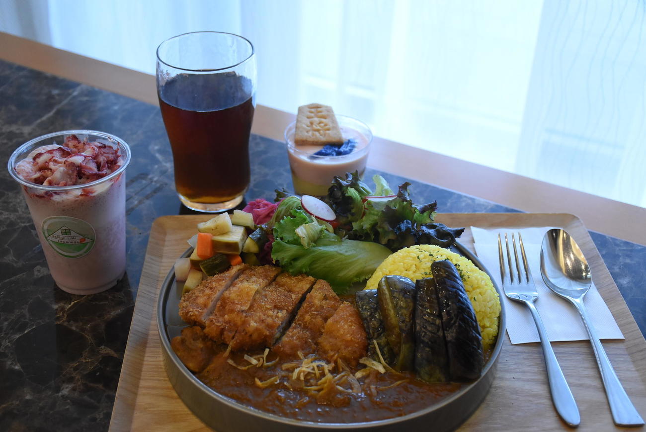 永瀬拓矢九段の昼食「the泉佐野『勝つ』カレー」、デザートに「泉佐野市　花鳥木」、「イチゴスムージー」「ウーロン茶」（日本将棋連盟提供）
