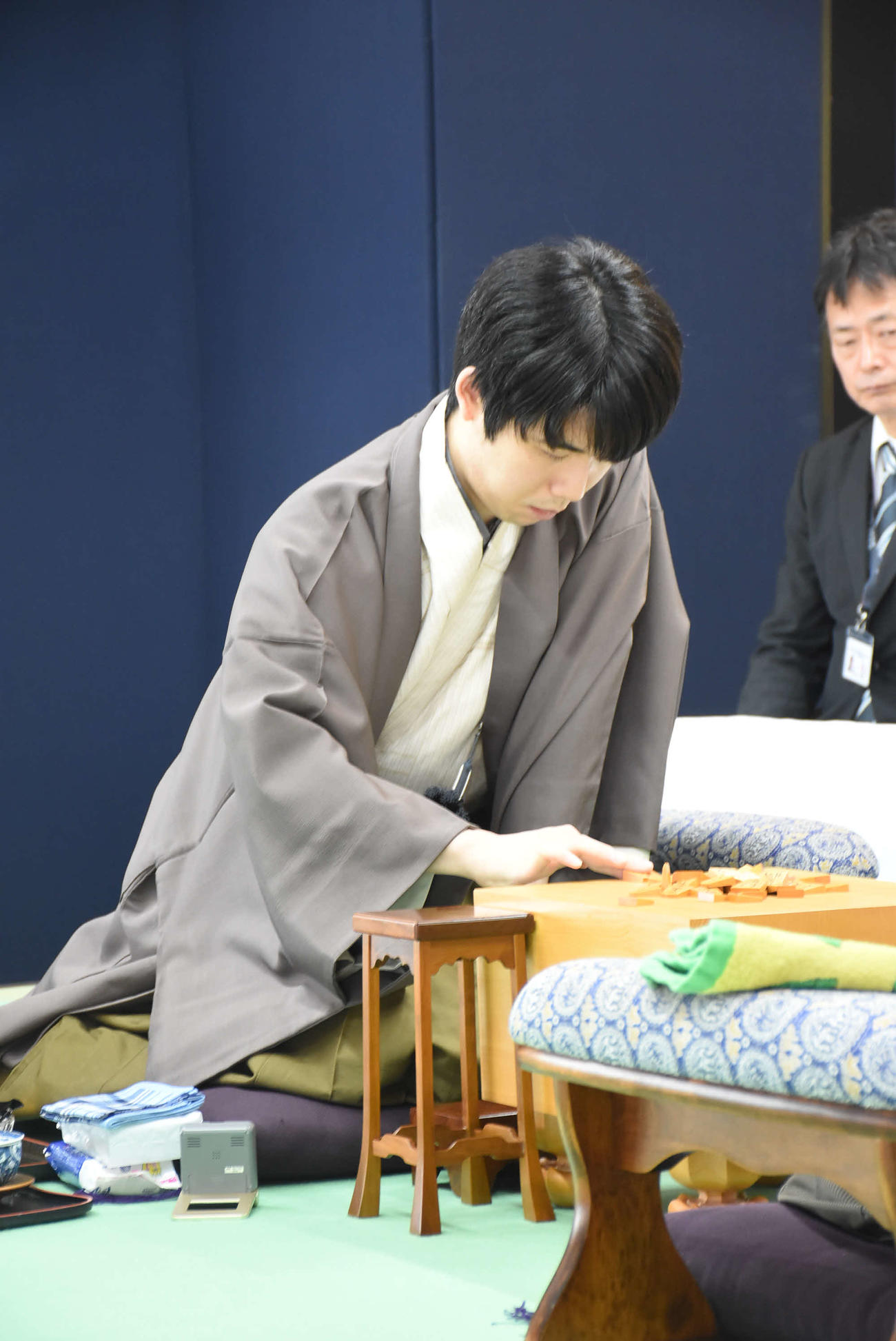 名人戦7番勝負第3局に臨んだ藤井聡太名人（日本将棋連盟提供）