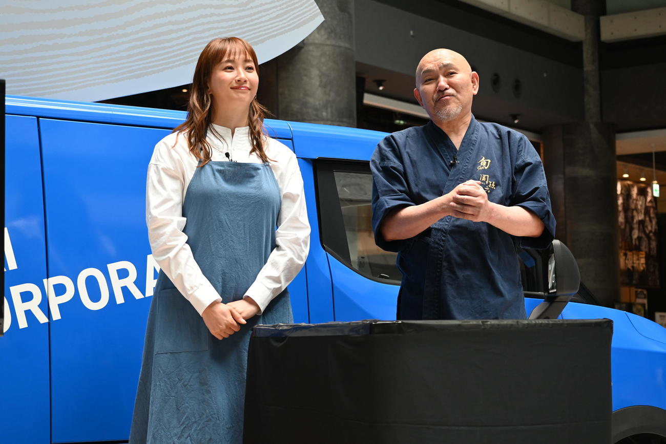 大阪市内で行われた包丁のお手入れイベント「貝印とはじめよう、研ぎ活」に出席した藤本美貴（撮影・松浦隆司）