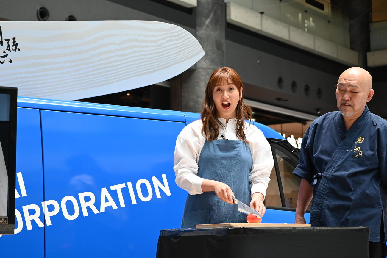 大阪市内で行われた包丁のお手入れイベントで研いだ包丁の切れ味に驚く藤本美貴（撮影・松浦隆司）