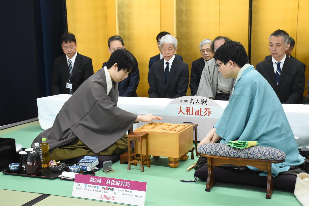 名人戦7番勝負第3局に臨んだ藤井聡太名人（左）永瀬拓矢九段（日本将棋連盟提供）