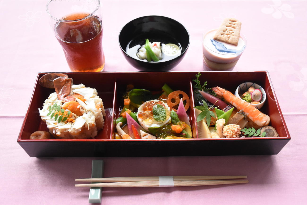 永瀬拓矢九段の昼食「わたり蟹料理　勝ち蟹御膳」「ウーロン茶」（日本将棋連盟提供）