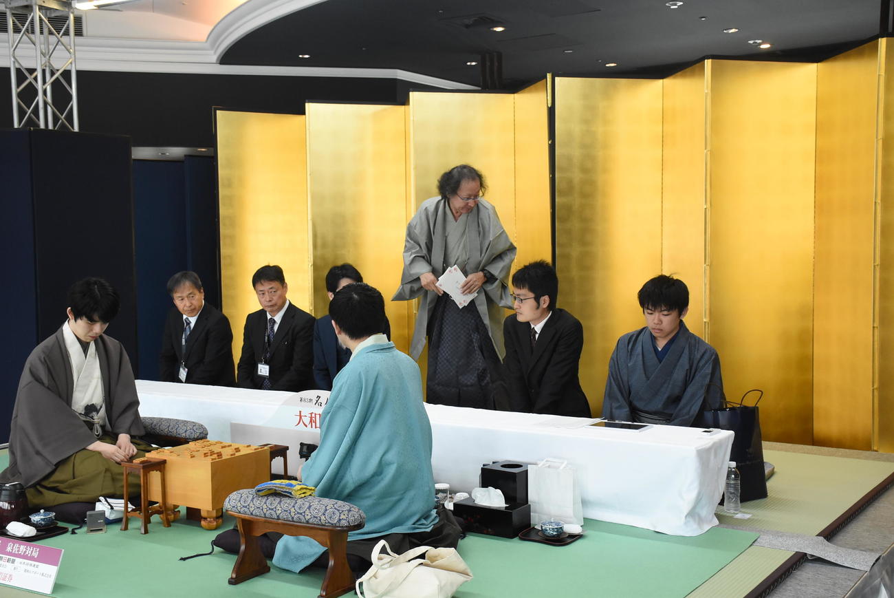 名人戦7番勝負第3局2日目に臨んだ藤井聡太名人（左）永瀬拓矢九段（日本将棋連盟提供）