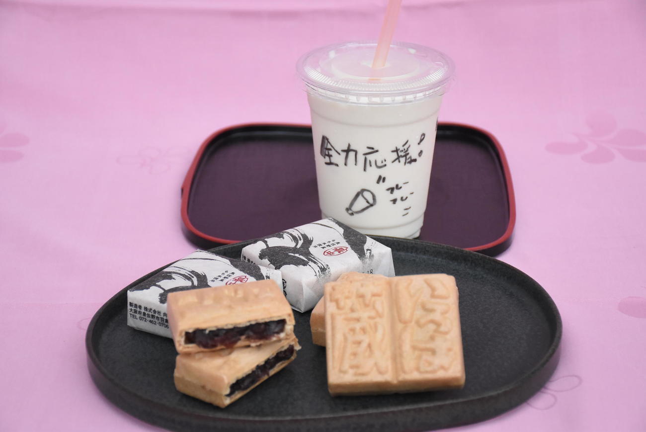 藤井聡太名人の午前のおやつ「「いろは蔵」「豆乳シェイク泉佐野産レモン」（日本将棋連盟提供）