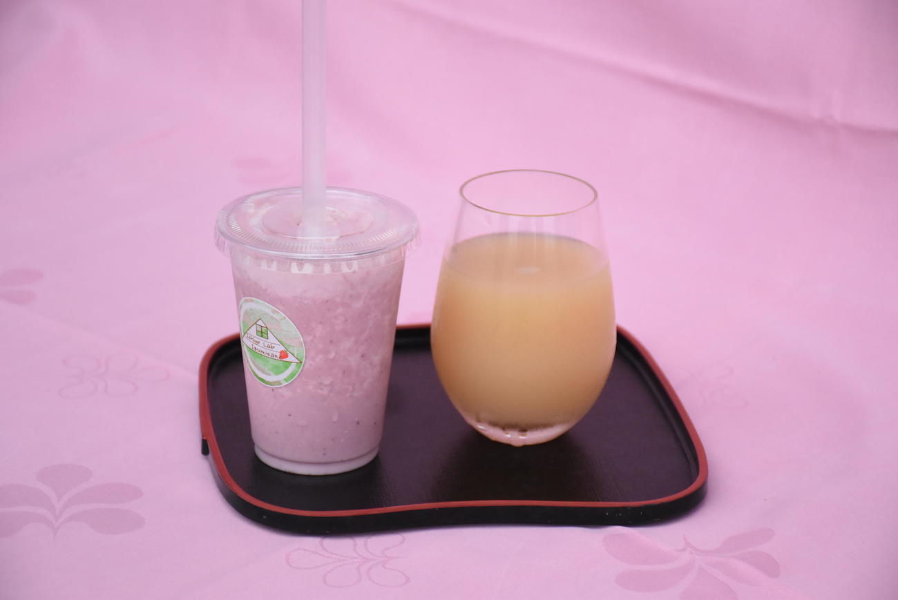 永瀬拓矢九段の午前のおやつ「いちごスムージー」「ピーチジュース」（日本将棋連盟提供）