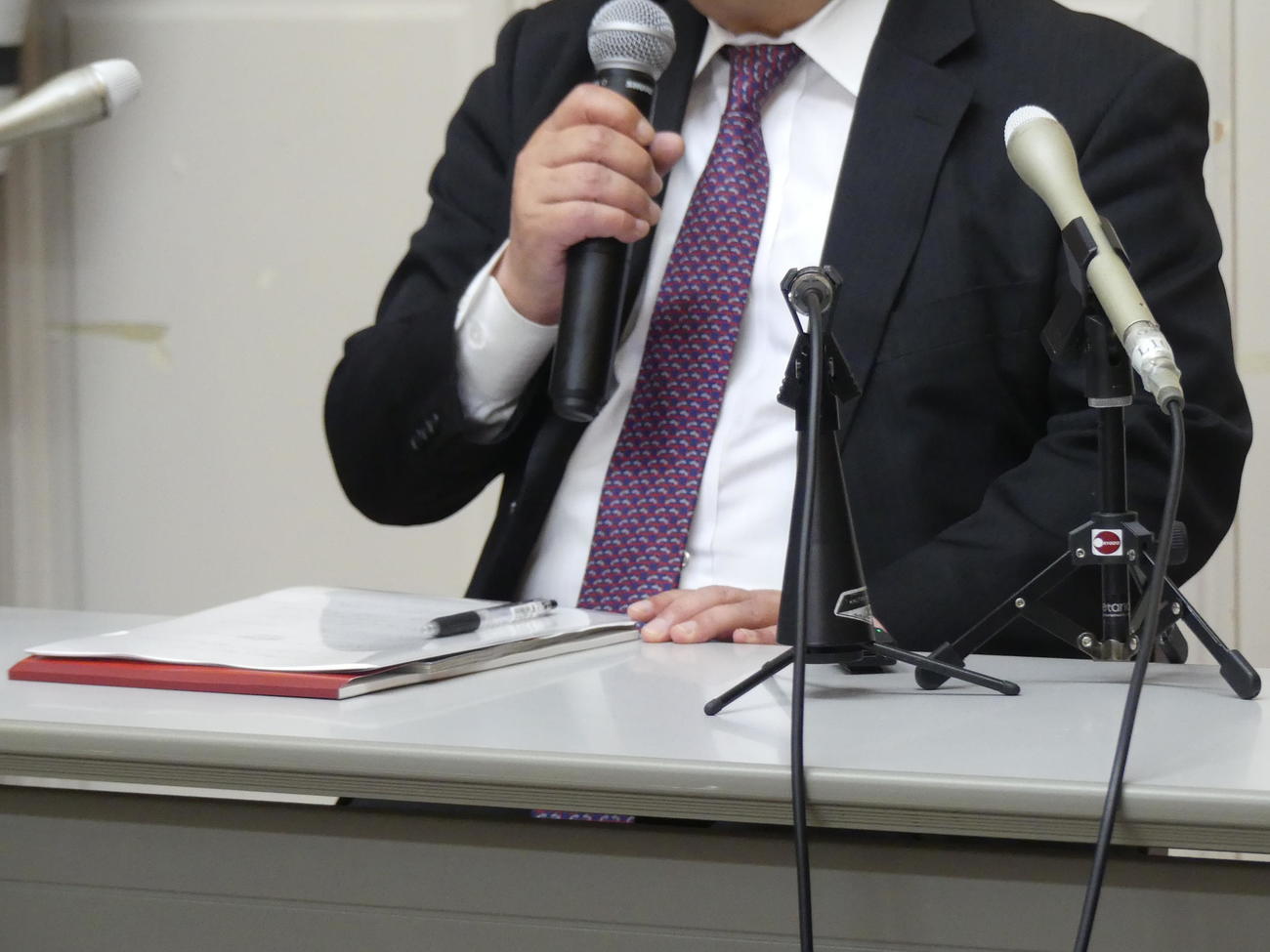 週刊誌で報じられた石破首相の「政治とカネ」疑惑をめぐり、会見する「石破茂政経懇話会」元代表の下根貴弘氏＝2025年5月12日