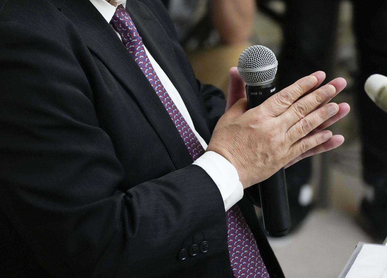 記者会見する石破茂政経懇話会元代表の下根貴弘氏（共同）
