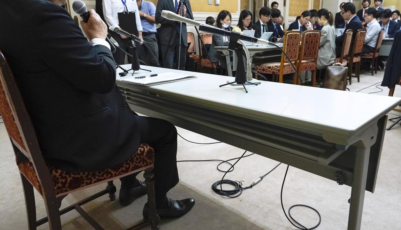 記者会見する石破茂政経懇話会元代表の下根貴弘氏（共同）