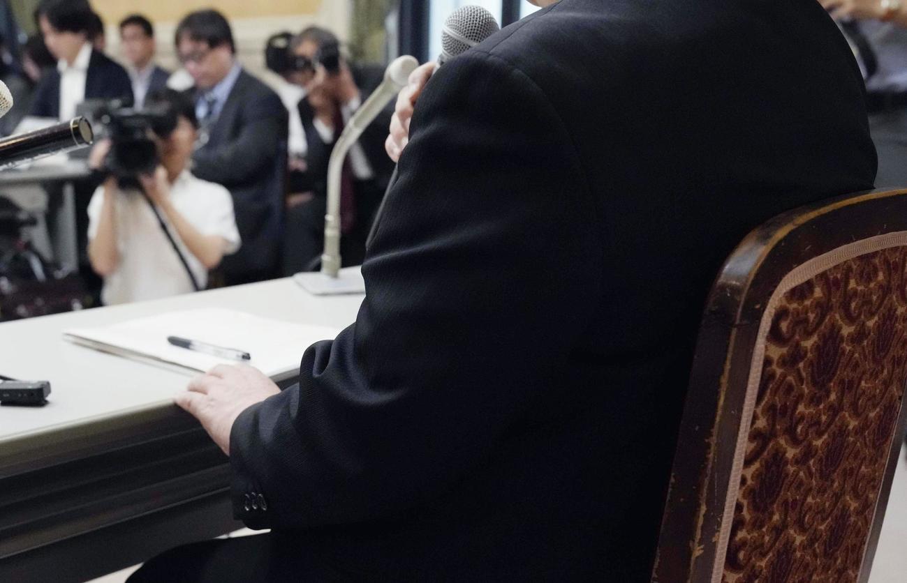 記者会見する石破茂政経懇話会元代表の下根貴弘氏（共同）