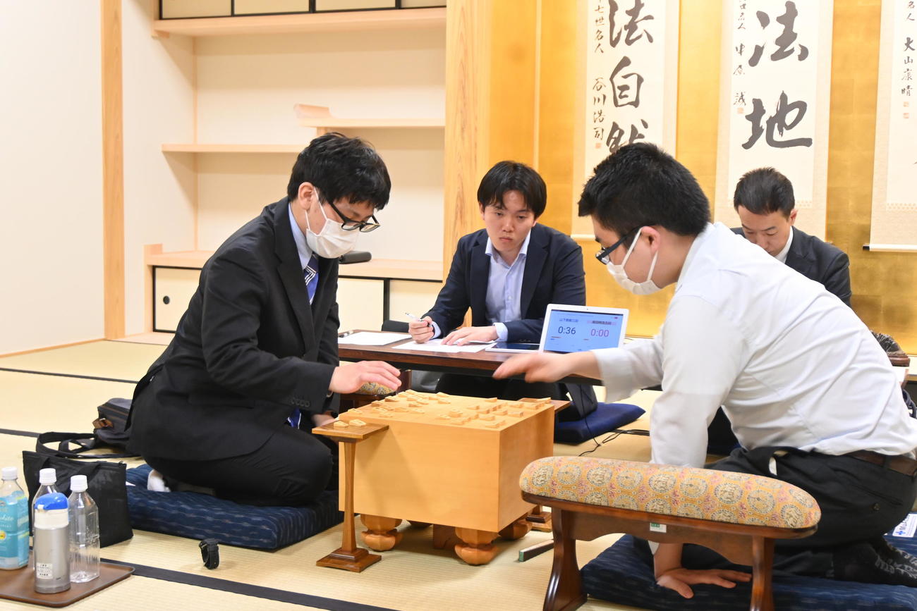 奨励会員として初のランキング戦優勝、奨励会員初の本戦進出を決めた山下数毅三段（左）高田明浩五段（撮影・松浦隆司）