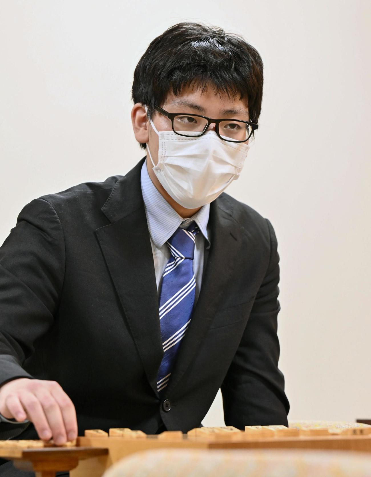 将棋の第38期竜王戦ランキング戦で奨励会員として初優勝し、対局を振り返る山下数毅三段（共同）