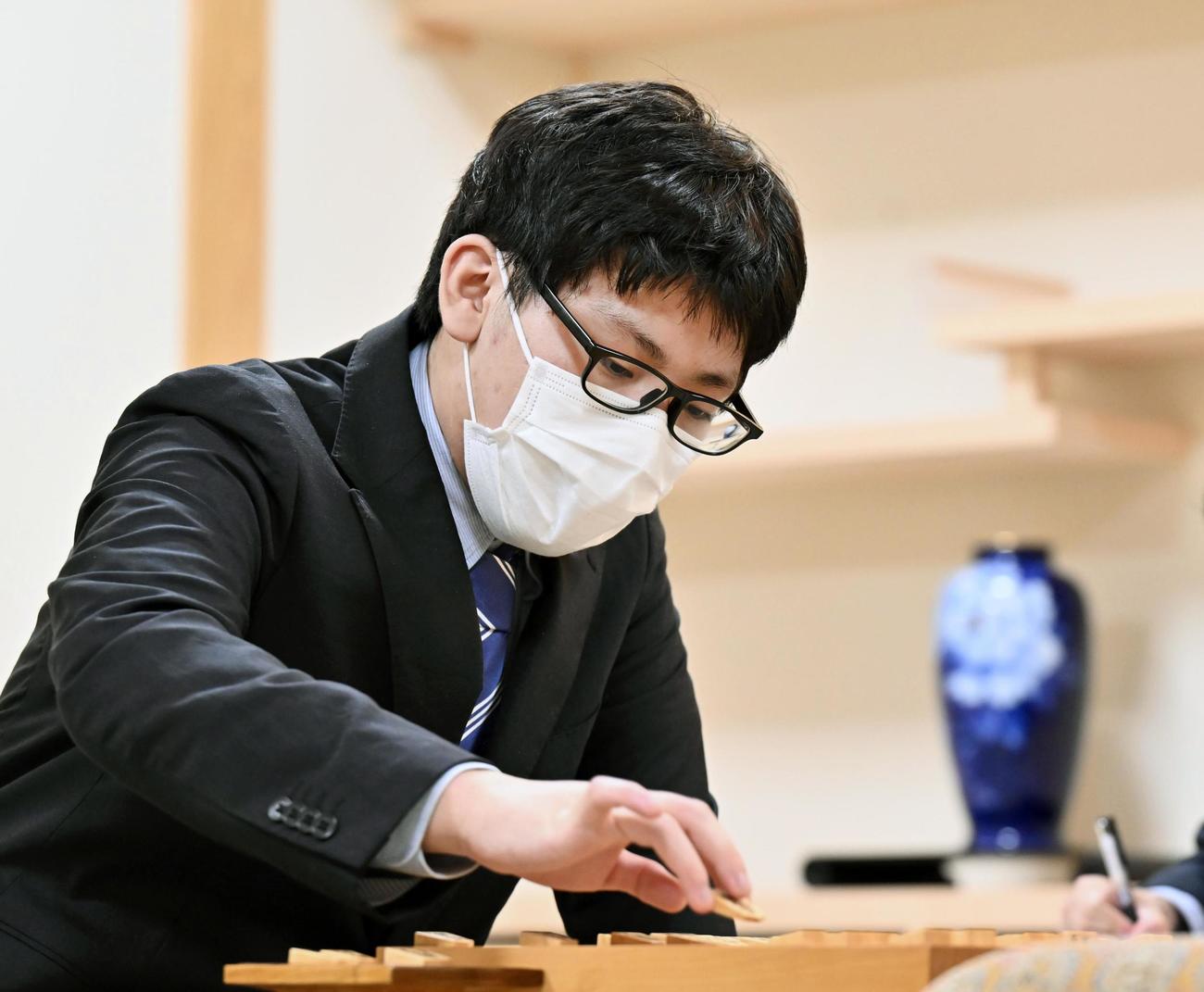 将棋の第38期竜王戦ランキング戦で奨励会員として初優勝し、対局を振り返る山下数毅三段（共同）