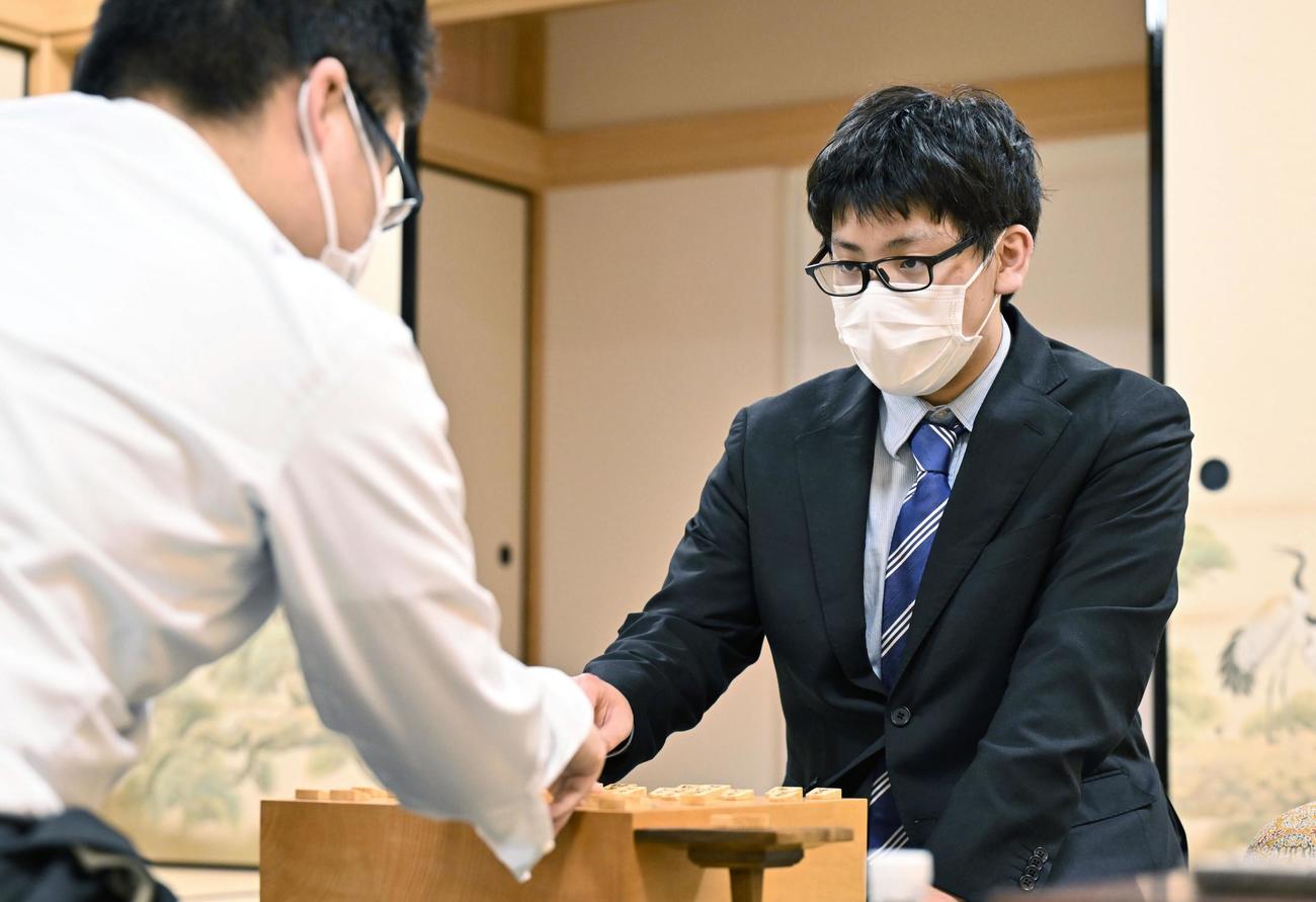 将棋の第38期竜王戦ランキング戦で高田明浩五段（左）を破り、奨励会員として初優勝した山下数毅三段（共同）