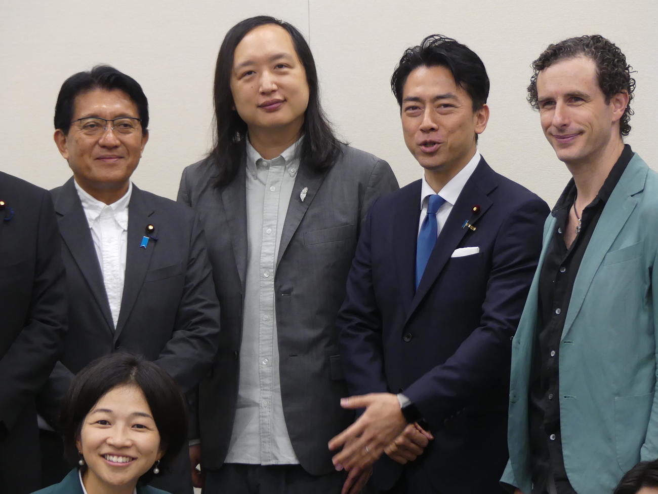 国会内で自民党の勉強会に出席し、小泉進次郎氏（右から2人目）らと記念撮影に応じるオードリー・タン氏（左から2人目）（撮影・中山知子）