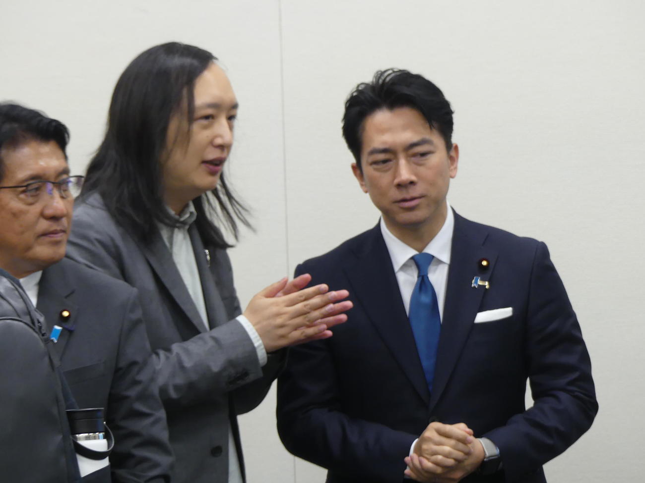 国会内で自民党の勉強会に出席した後、小泉進次郎氏（右）と談笑するオードリー・タン氏（撮影・中山知子）