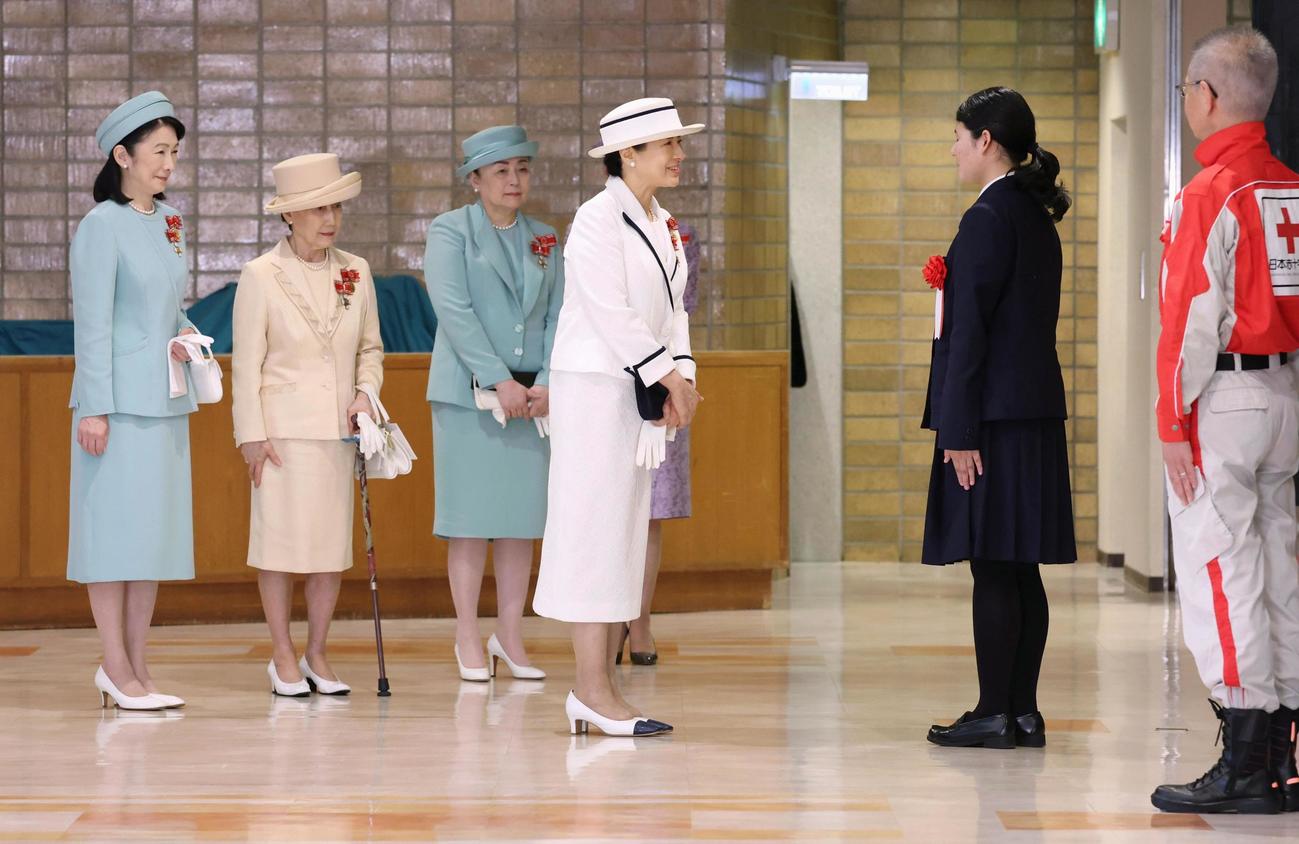 全国赤十字大会を終え、実践活動報告者に声をかけられる皇后さま＝13日午後、東京都渋谷区の明治神宮会館（代表撮影）