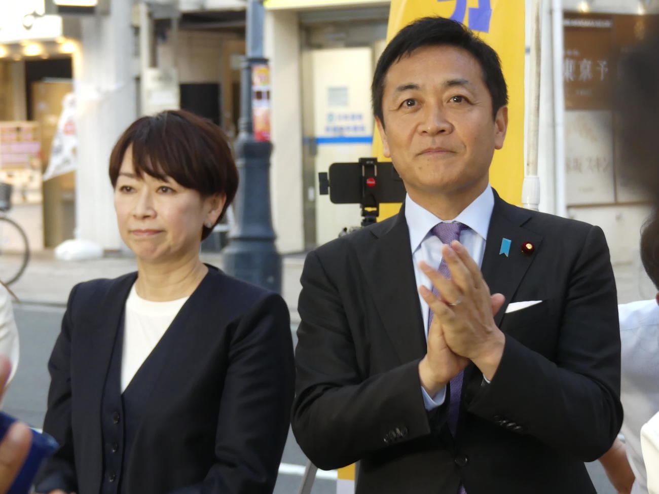 国民民主党の街頭演説で並び立つ山尾志桜里氏（左）と玉木雄一郎代表（撮影・中山知子）