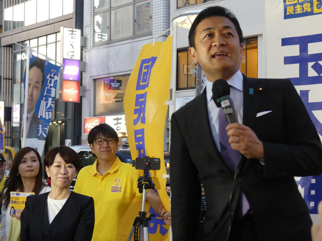 東京都内で街頭演説する国民民主党の玉木雄一郎代表。後方前列は山尾志桜里元衆院議員（撮影・中山知子）