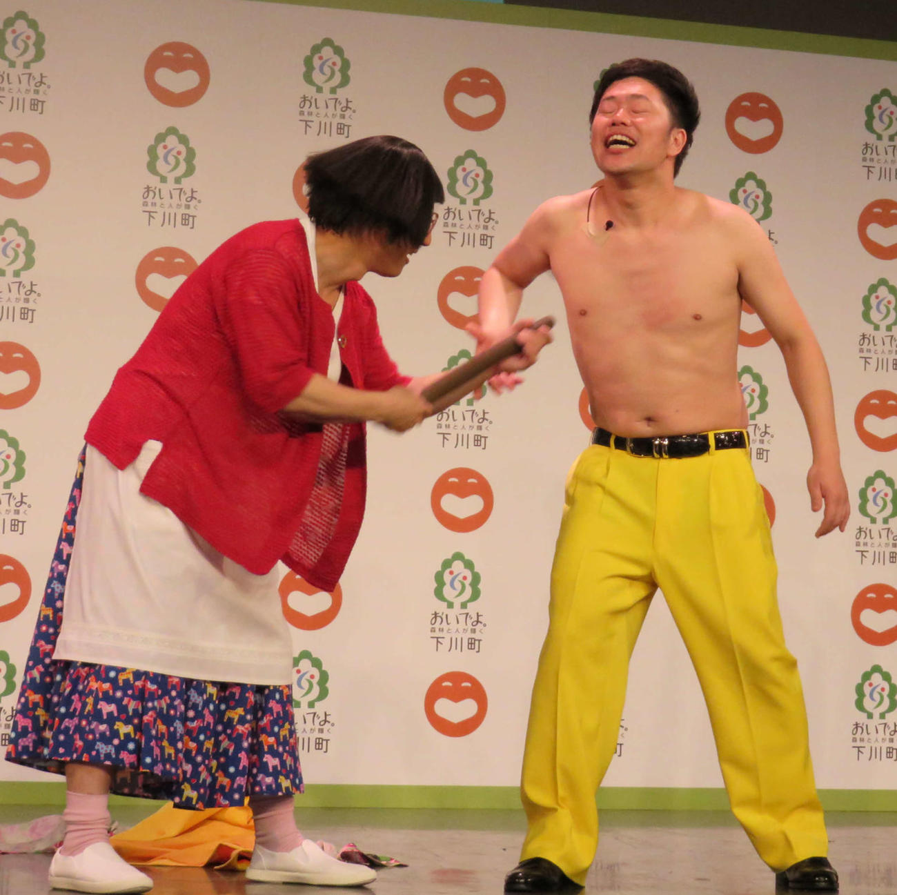 乳首ドリルを披露したすっちー（左端）吉田裕（中央）