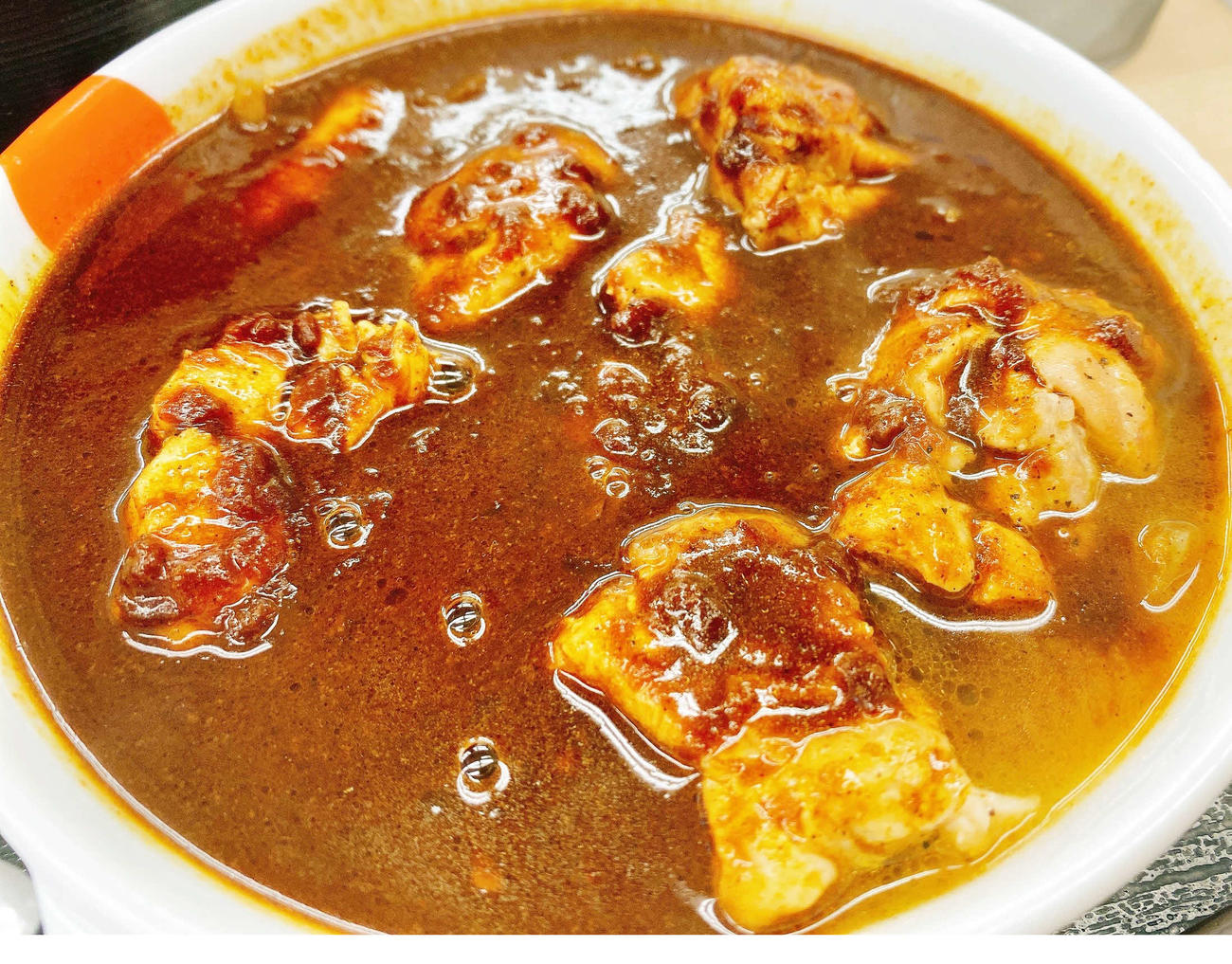 松屋の「ごろごろ煮込みチキンカレー」（2023年7月撮影）