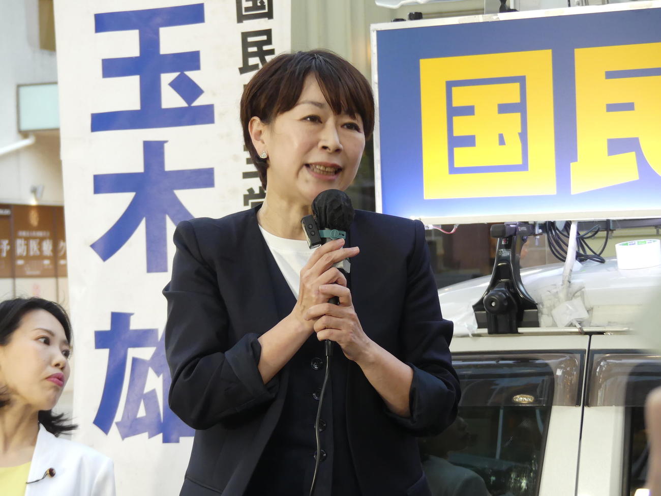 14日、国民民主党から参院選に出馬することになり、党の街頭演説に姿をみせた山尾志桜里・元衆院議員（撮影・中山知子）
