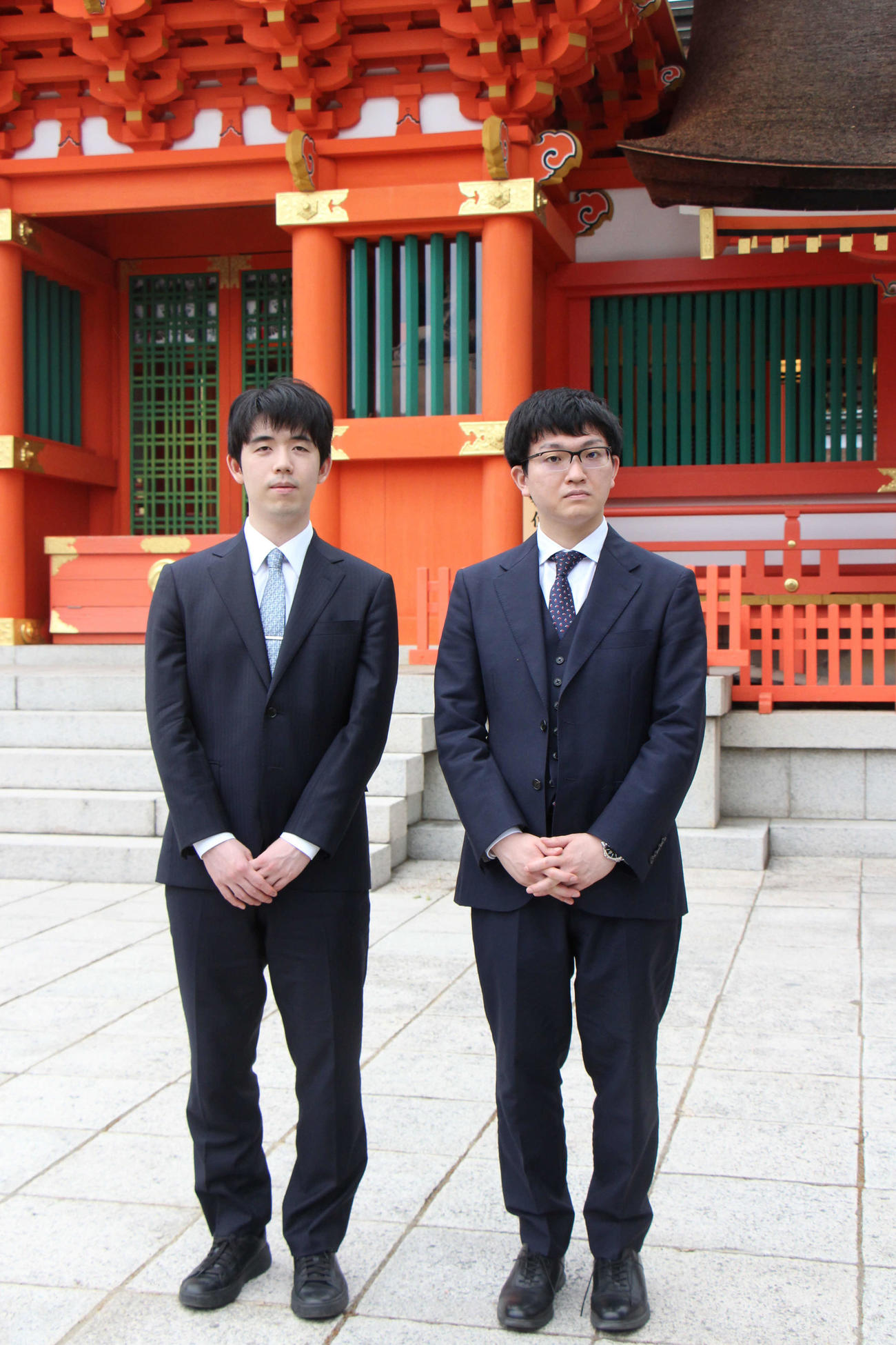 宇佐神宮を参拝した藤井聡太名人（左）と永瀬拓矢九段（日本将棋連盟提供）