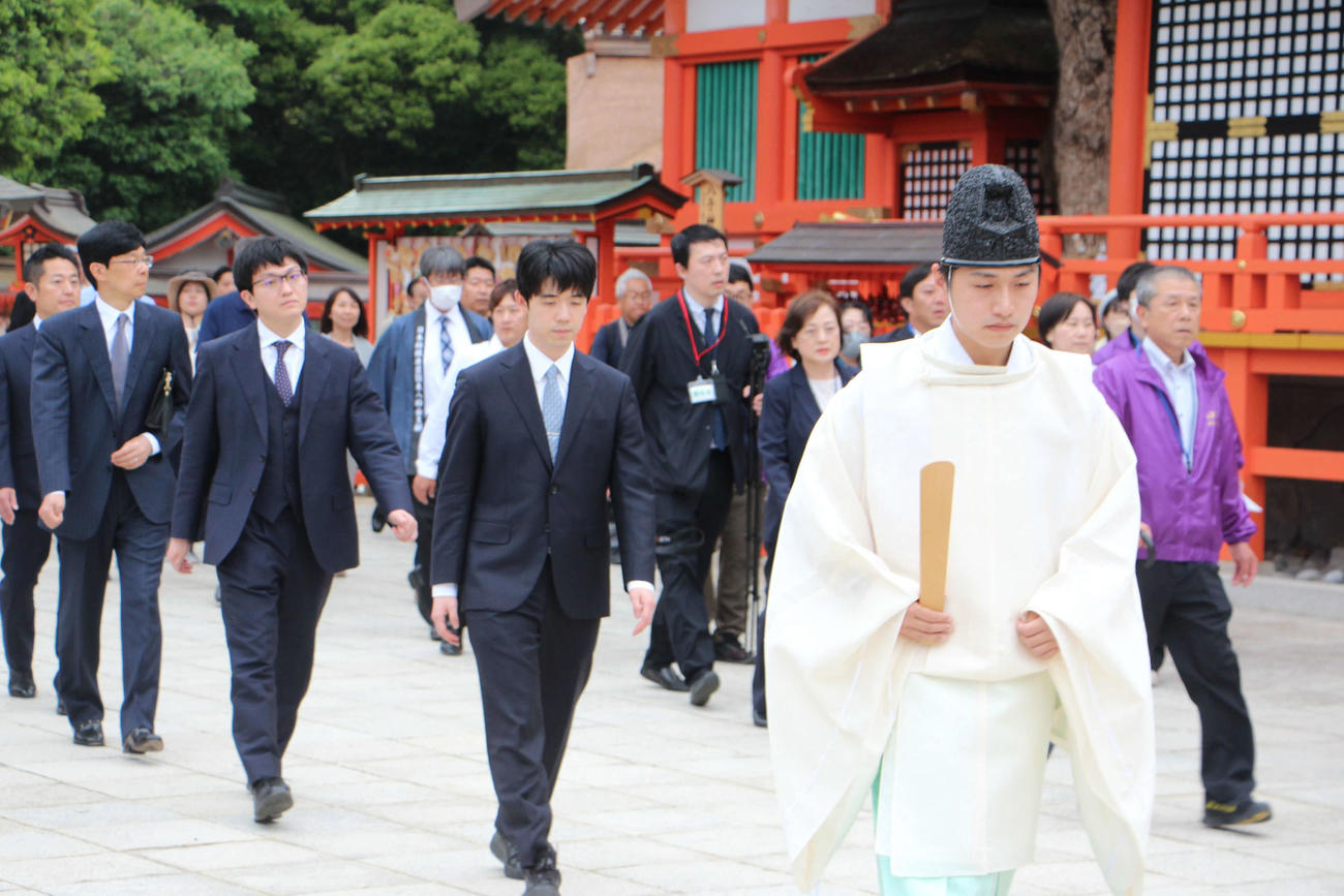 第4局を前に藤井名人と永瀬九段は引き締まった表情（日本将棋連盟提供）