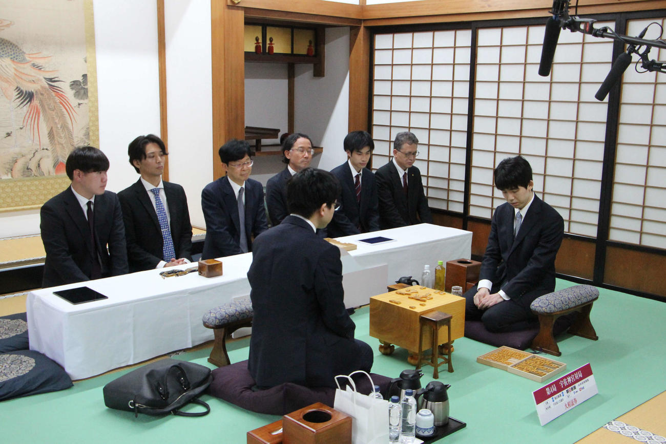 宇佐神宮で前日検分を行った藤井聡太名人（右）と永瀬拓矢九段（日本将棋連盟提供）