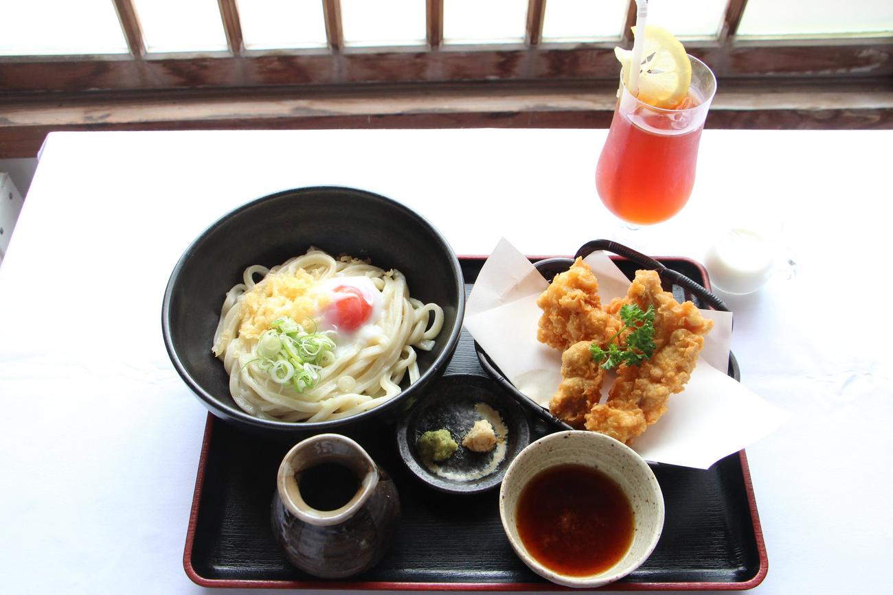 藤井聡太名人の昼食「大黒とり天濃厚温玉ぶっかけセット（きのこ抜き）」「インド本格紅茶のスペシャルティー」（日本将棋連盟提供）