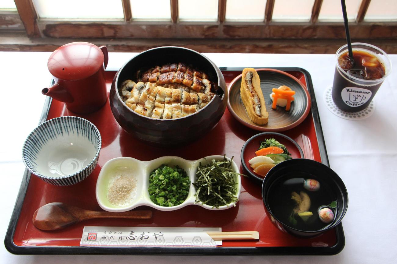 永瀬拓矢九段の昼食「宇佐神宮の色・紅白まぶし名産添え」「宇佐ブレンド（アイス）」（日本将棋連盟提供）