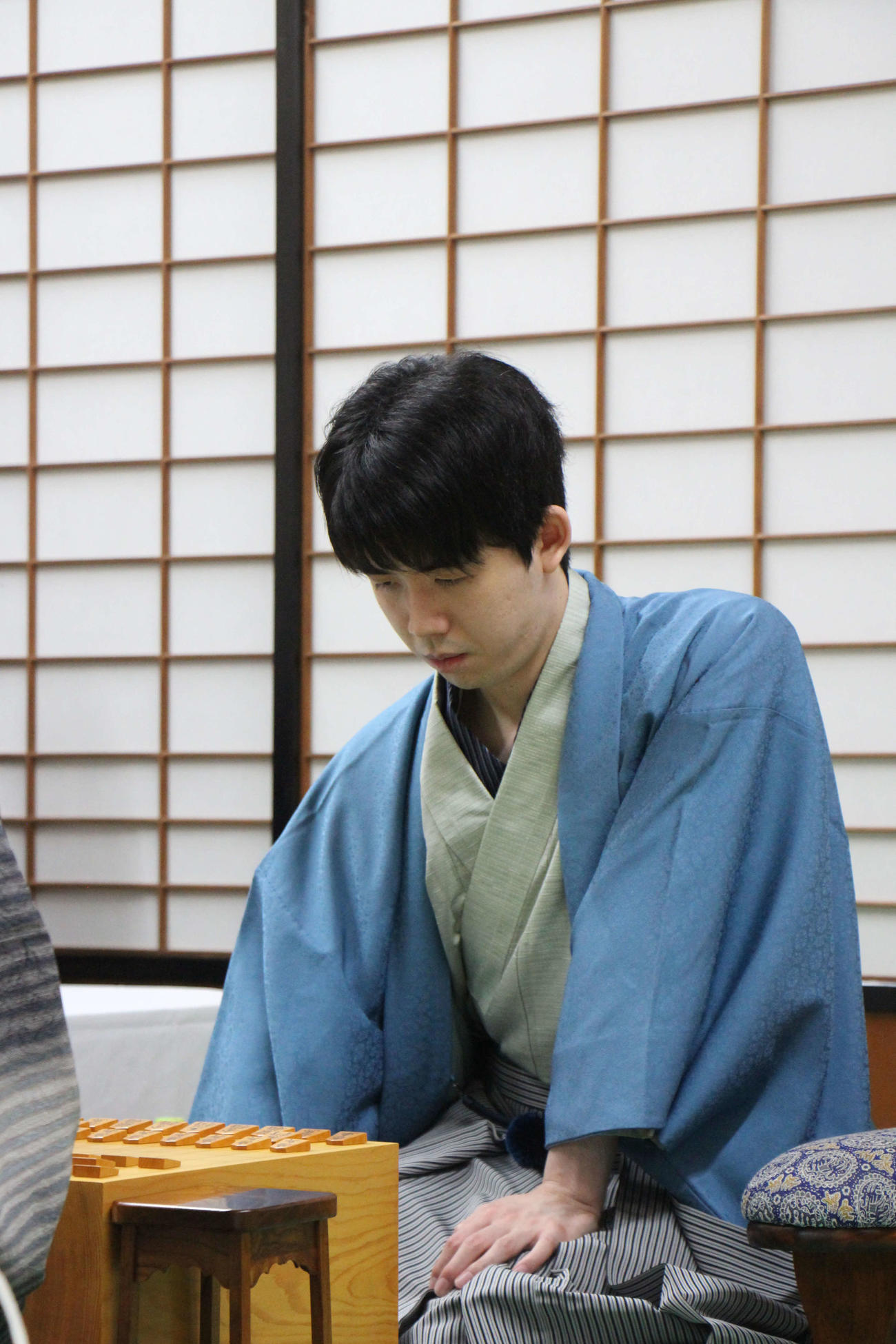 名人戦7番勝負第4局に臨んだ藤井聡太名人（日本将棋連盟提供）