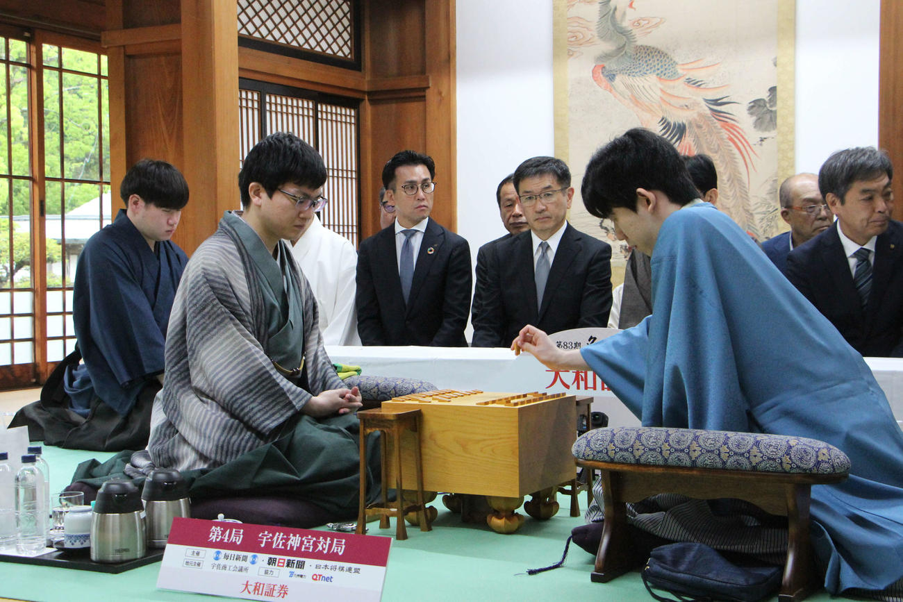 名人戦7番勝負第4局に臨んだ藤井聡太名人（右）永瀬拓矢九段（日本将棋連盟提供）