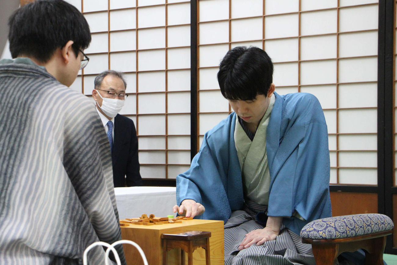 名人戦7番勝負第4局に臨んだ藤井聡太名人（右）永瀬拓矢九段（日本将棋連盟提供）
