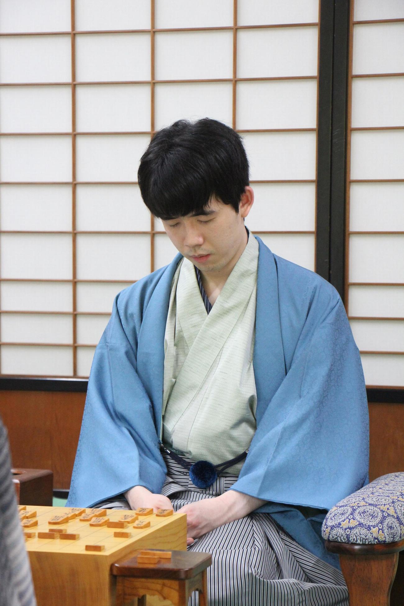 名人戦では6年ぶりの千日手が成立し、悔しさをにじます藤井聡太名人（日本将棋連盟提供）