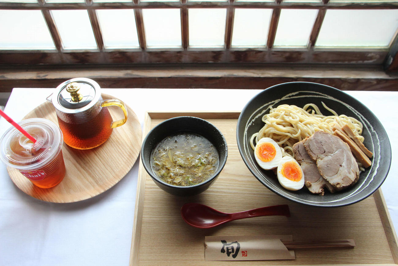 藤井聡太名人の昼食「旨味凝縮！　特製つけ麺（キノコ抜き）」「大紅袍茶」（日本将棋連盟提供）
