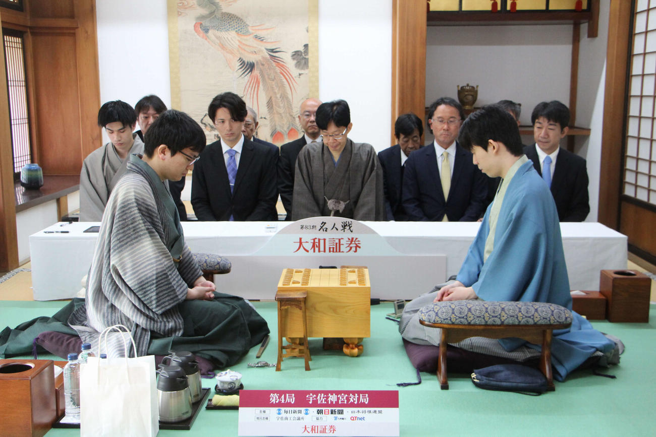 千日手による指し直し局に臨んだ藤井聡太名人（右）永瀬拓矢九段（日本将棋連盟提供）