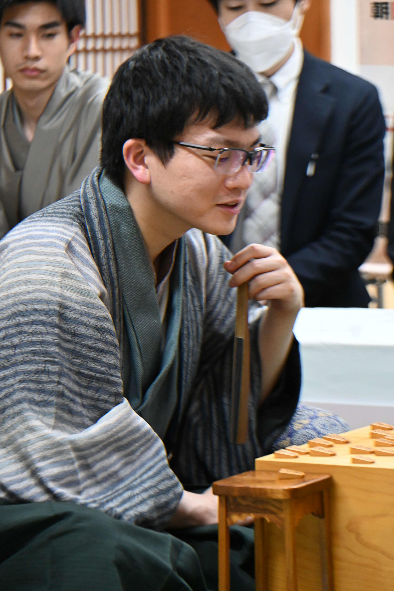 終局後、感想戦を行う永瀬拓矢九段（撮影・松浦隆司）