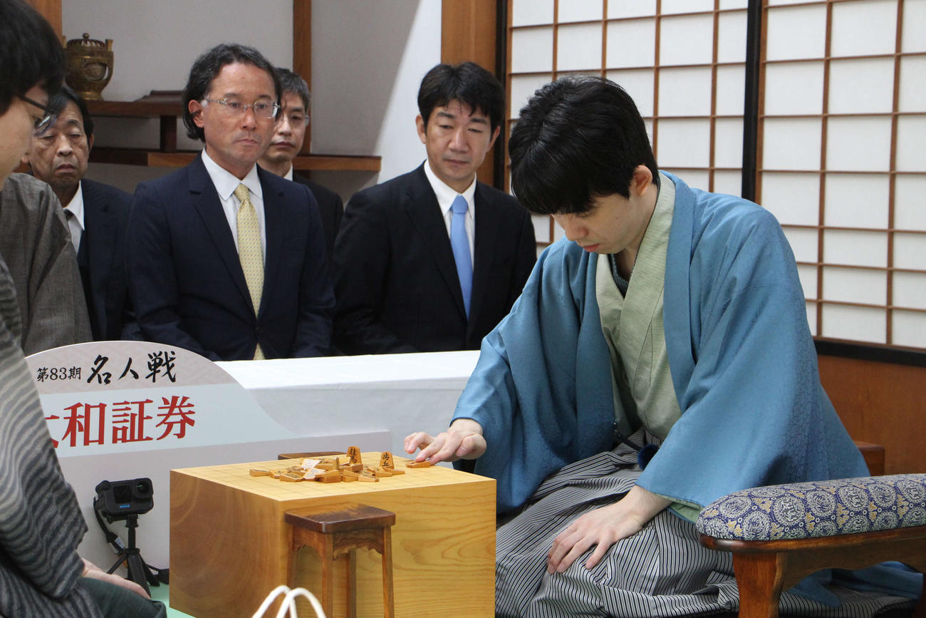 千日手による指し直し局に臨んだ藤井聡太名人（日本将棋連盟提供）