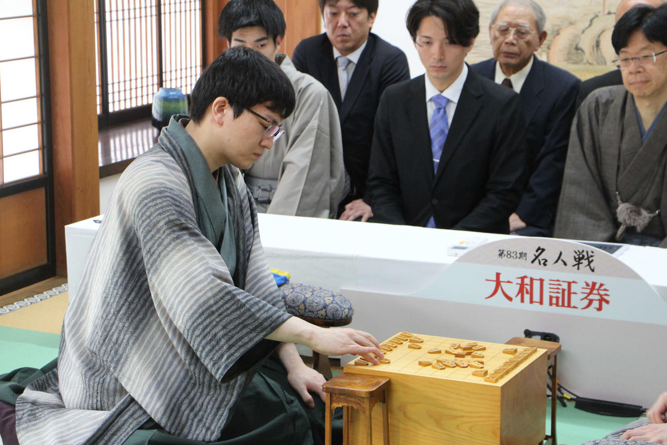 千日手による指し直し局に臨んだ永瀬拓矢九段（日本将棋連盟提供）