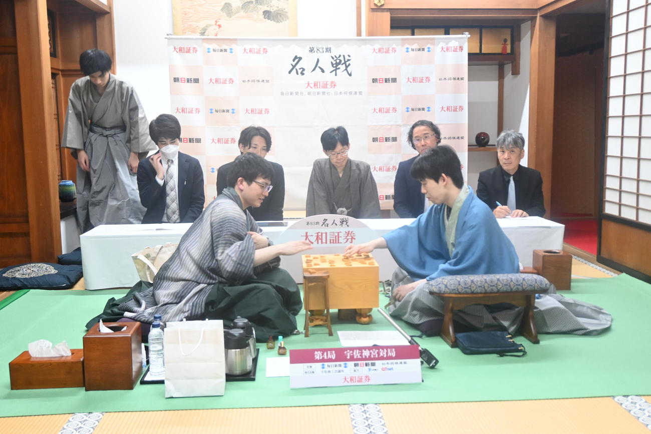 終局後、感想戦を行う藤井聡太名人（右）永瀬拓矢九段（撮影・松浦隆司）