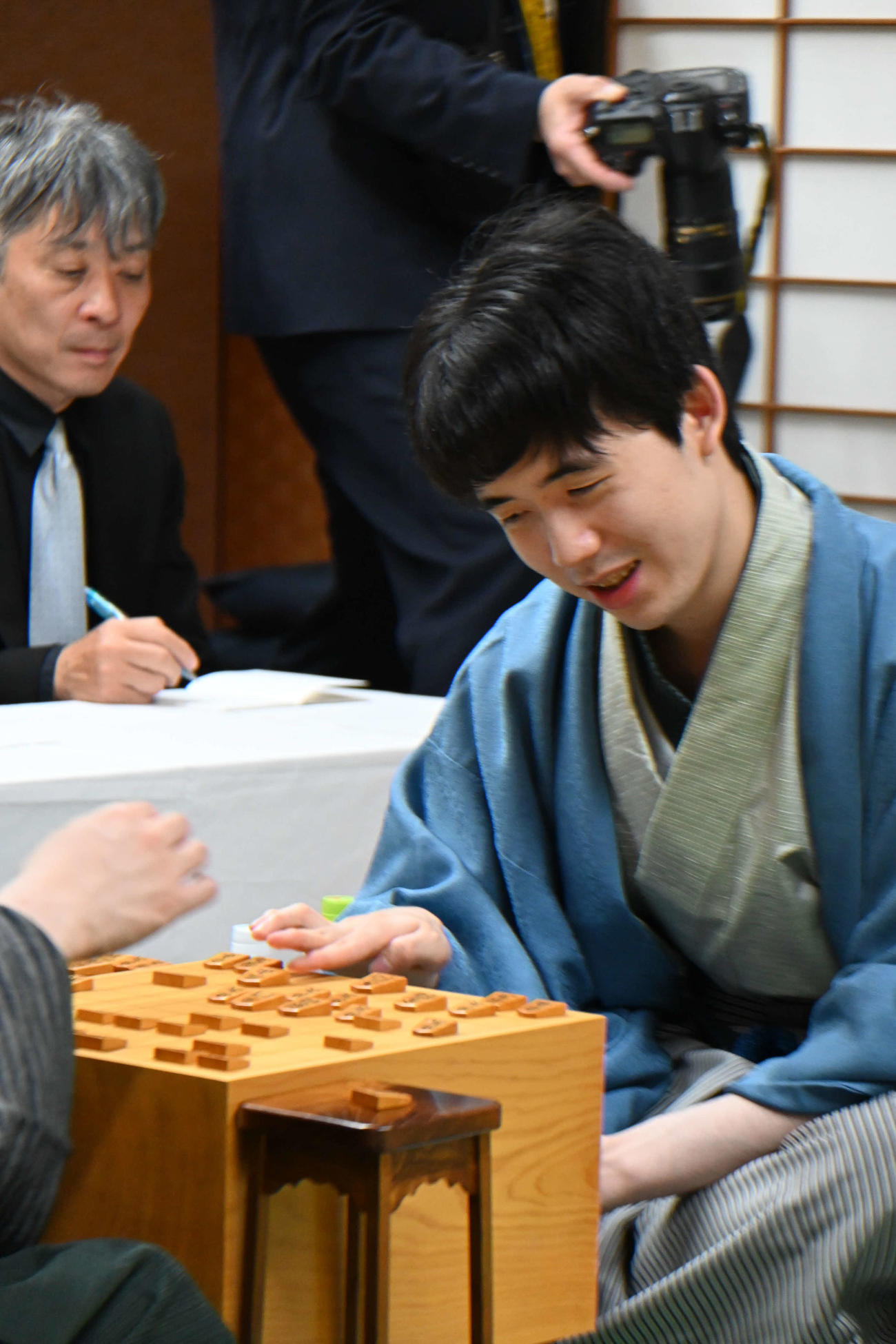 終局後、感想戦を行う藤井聡太名人（撮影・松浦隆司）