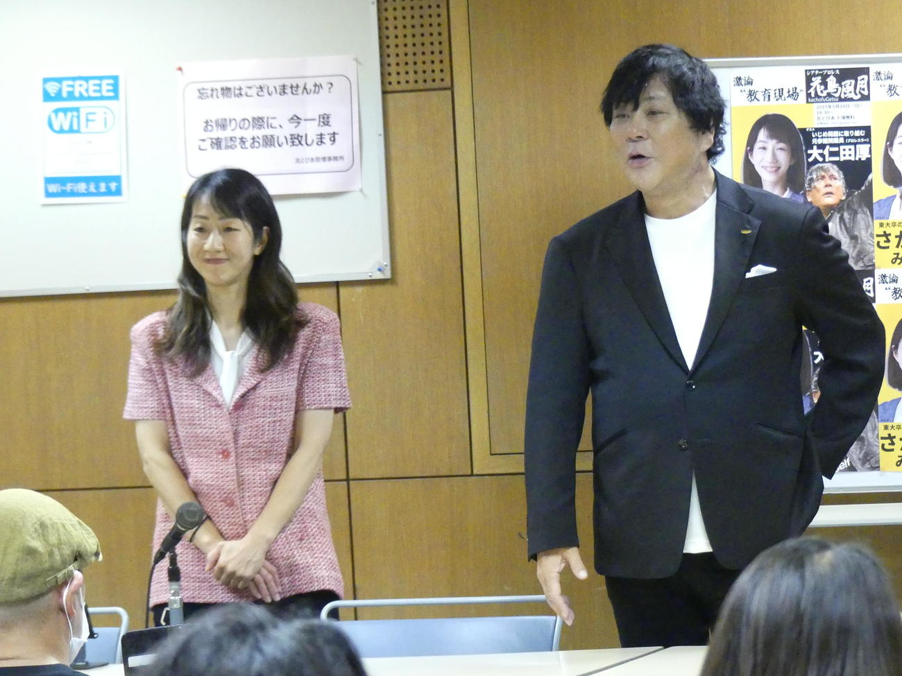 東京都議選に立候補予定の坂野美紗子氏（左）の会合に出席し、教育論を語るプロレスラー大仁田厚（撮影・中山知子）