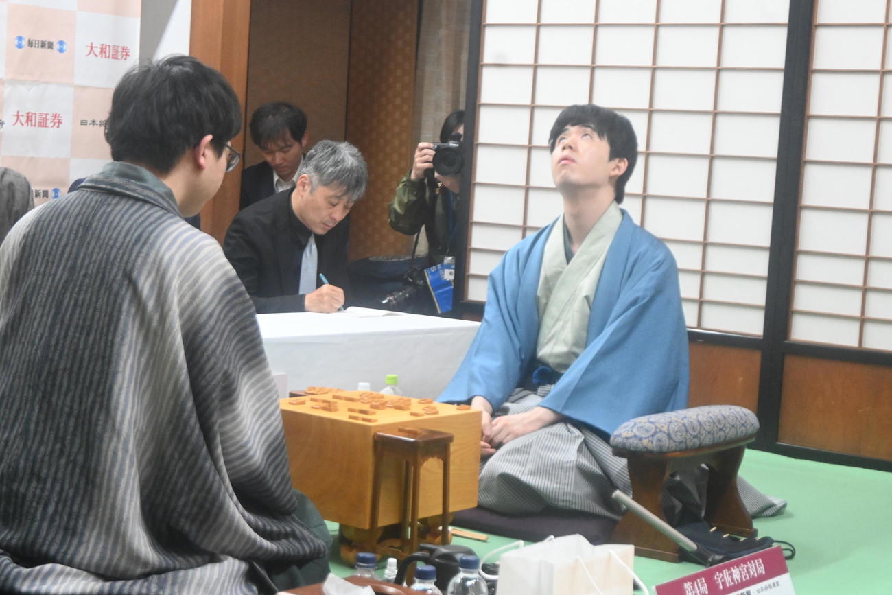 終局後、天を仰ぐ藤井聡太名人（右）（撮影・松浦隆司）