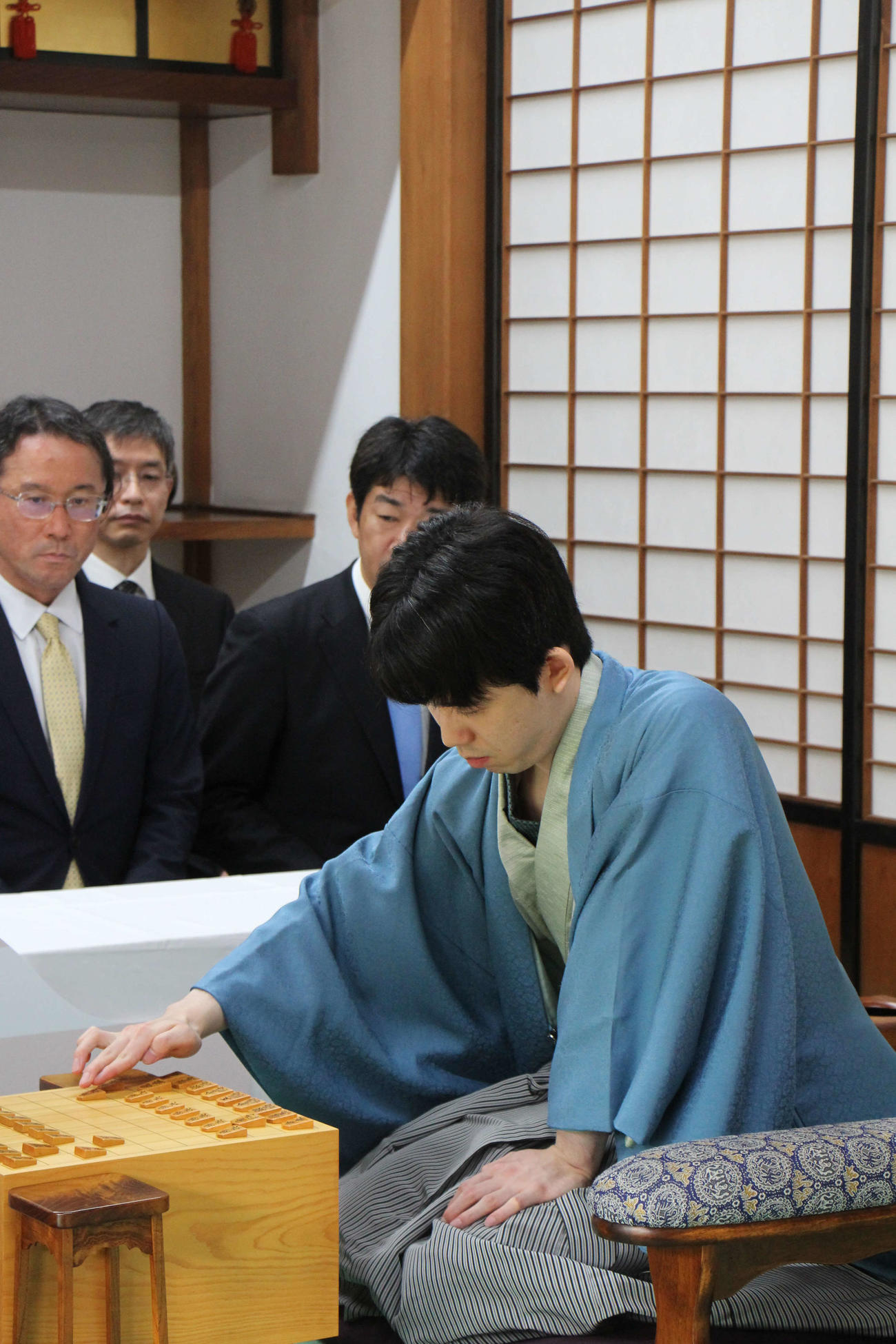千日手による指し直し局に臨んだ藤井聡太名人（日本将棋連盟提供）