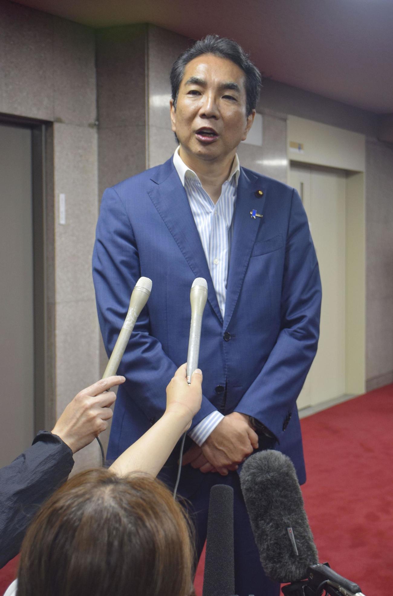 コメに関する自身の発言を巡り、報道陣の取材に応じる江藤農相（共同）