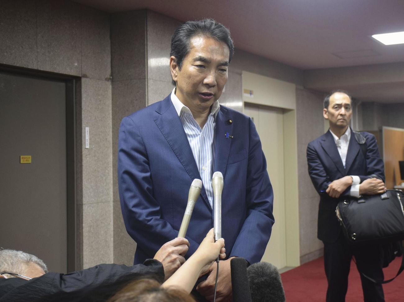 コメに関する自身の発言を巡り、報道陣の取材に応じる江藤農相＝19日午後、農水省(共同）